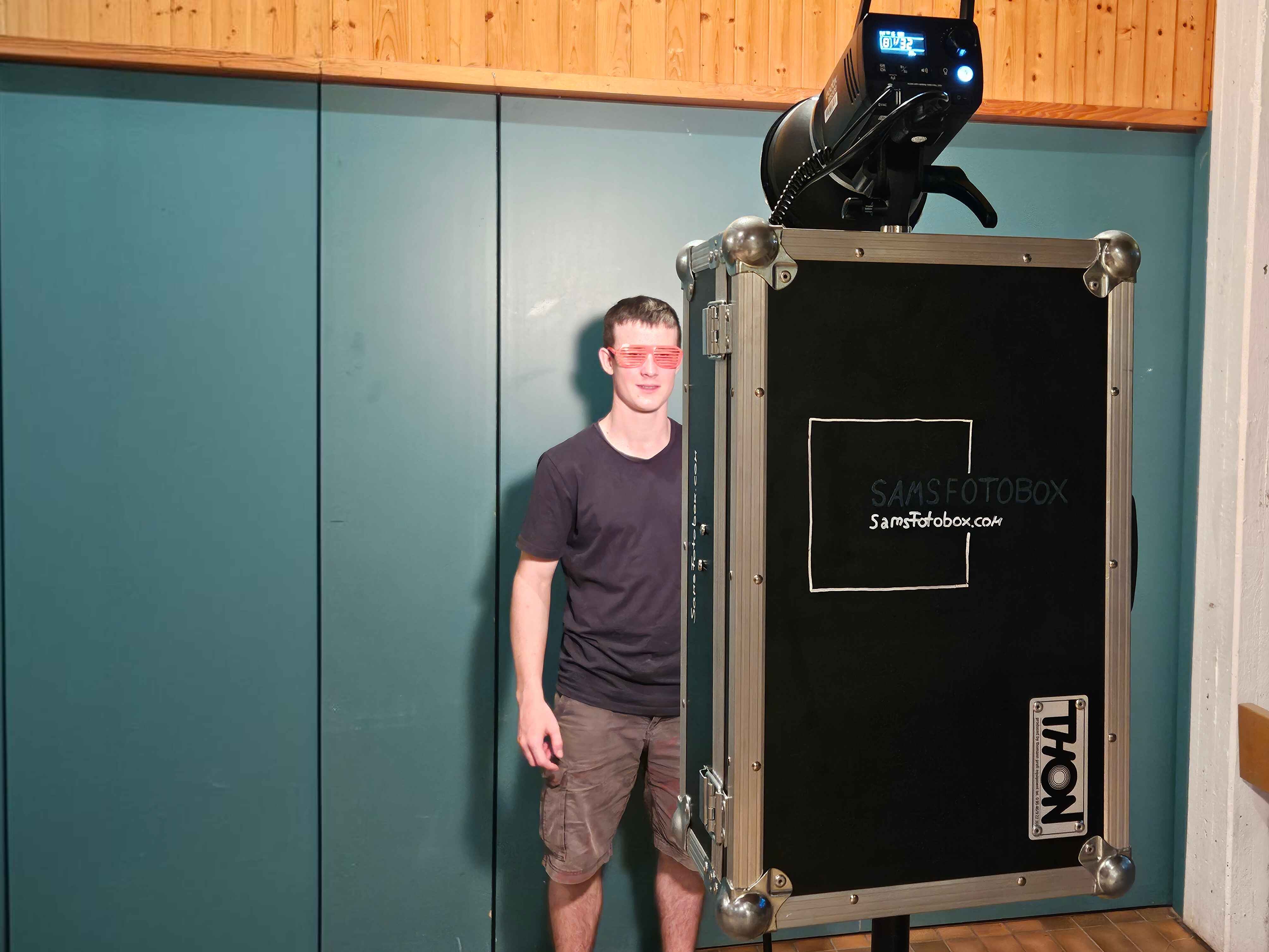 Rückansicht der Fotobox mit Gast davor
